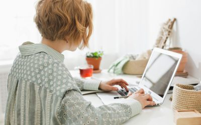 Que doivent maîtriser les chargé(e)s de communication sur la suite Adobe ?